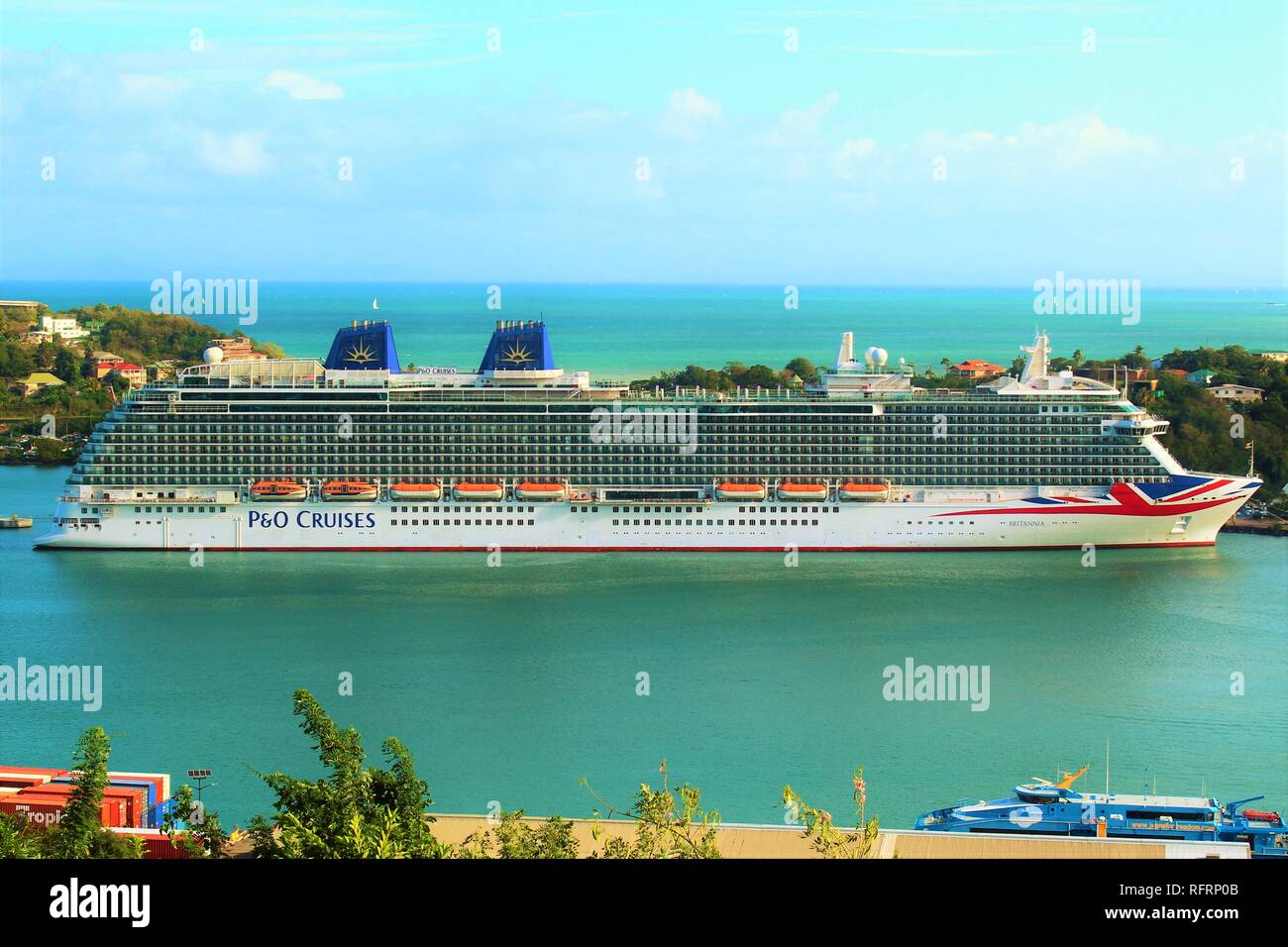 Sainte-lucie, Caraïbes - 24 Février 2018 : Tôt le matin voir du Britannia P&O cruise bateau amarré au port de Castries, la capitale de Sainte-Lucie. Banque D'Images