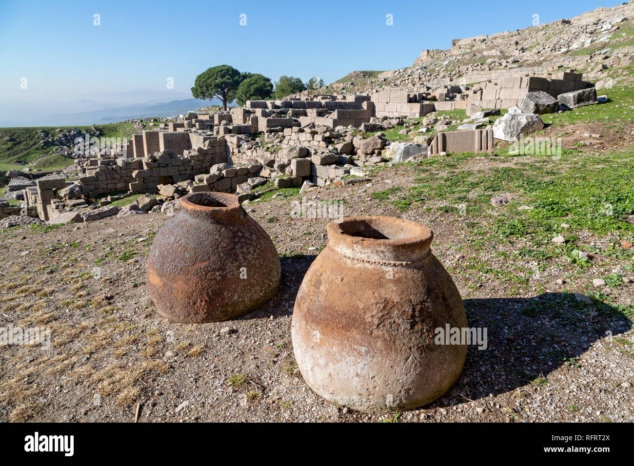 Anciens pots de terre cuite dans les ruines de la ville romaine de Pergamum connue aussi sous le nom de Pergamon, Izmir, Turquie Banque D'Images