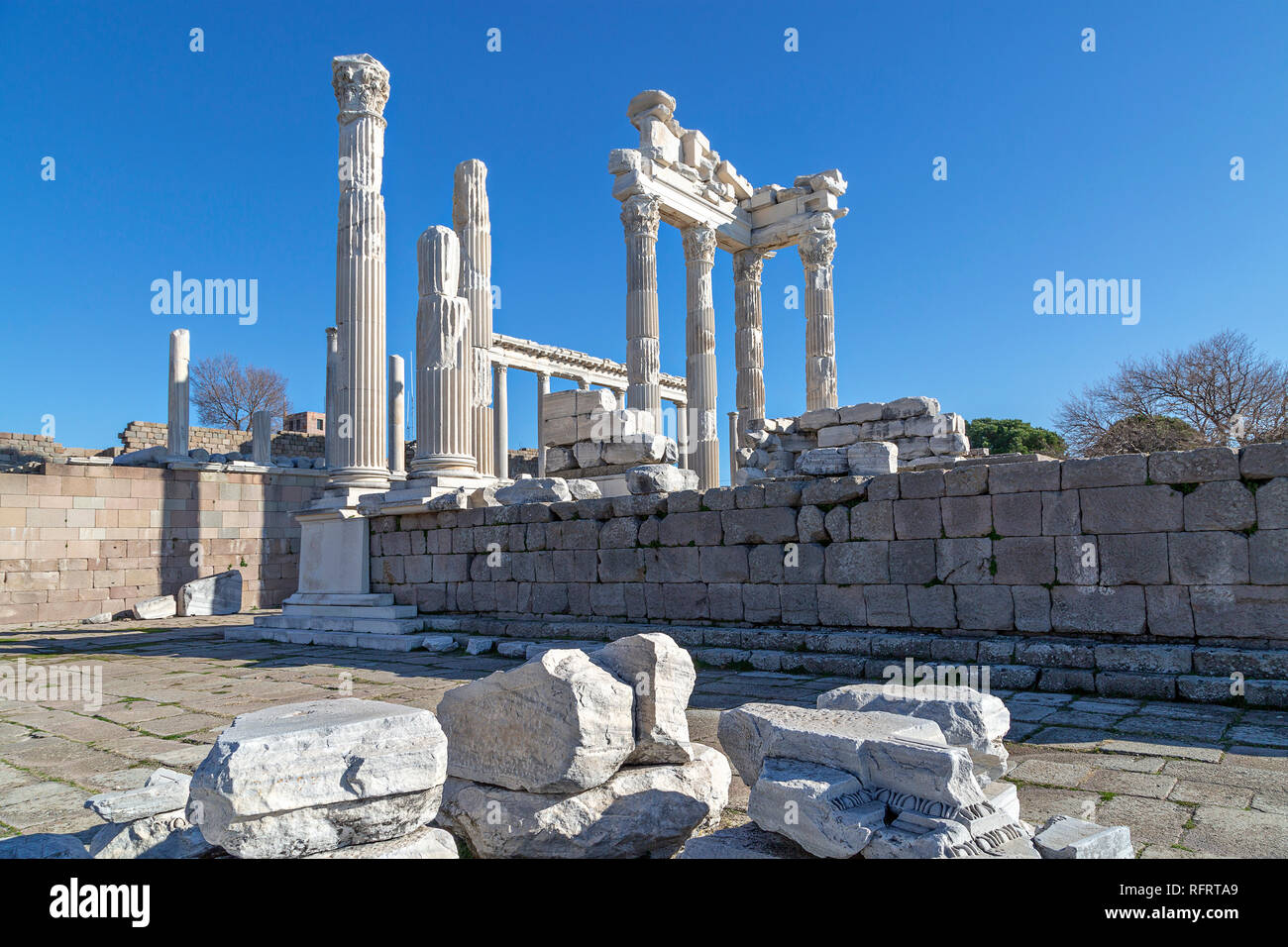 Reste du Temple romain de Trajan dans les ruines de la ville antique de Pergame Pergame, connu aussi sous le nom de la Turquie. Banque D'Images