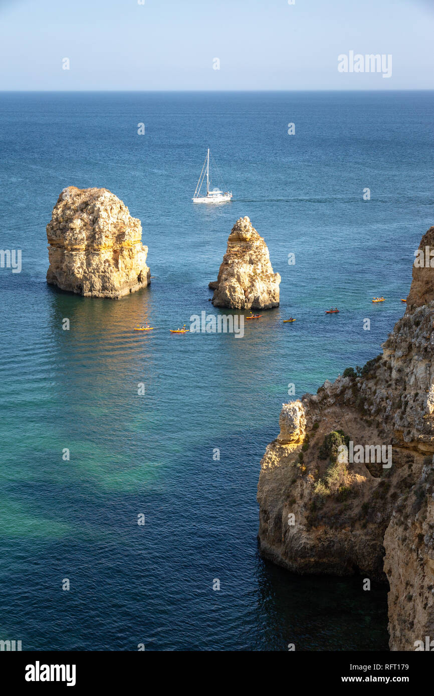 Algarve, piles de la mer, kayak et bateau. Portugal Banque D'Images