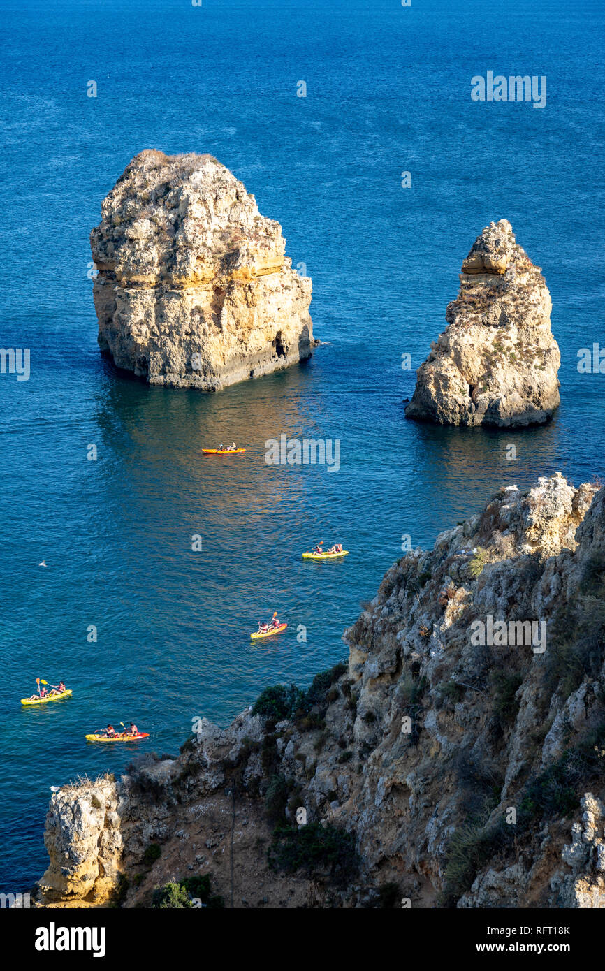 Algarve, piles de la mer, kayak et bateau. Portugal Banque D'Images