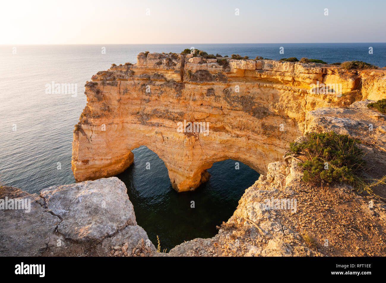 Praia da Marinha, Algarve, Portugal. Seascape et rochers en forme de coeur Banque D'Images