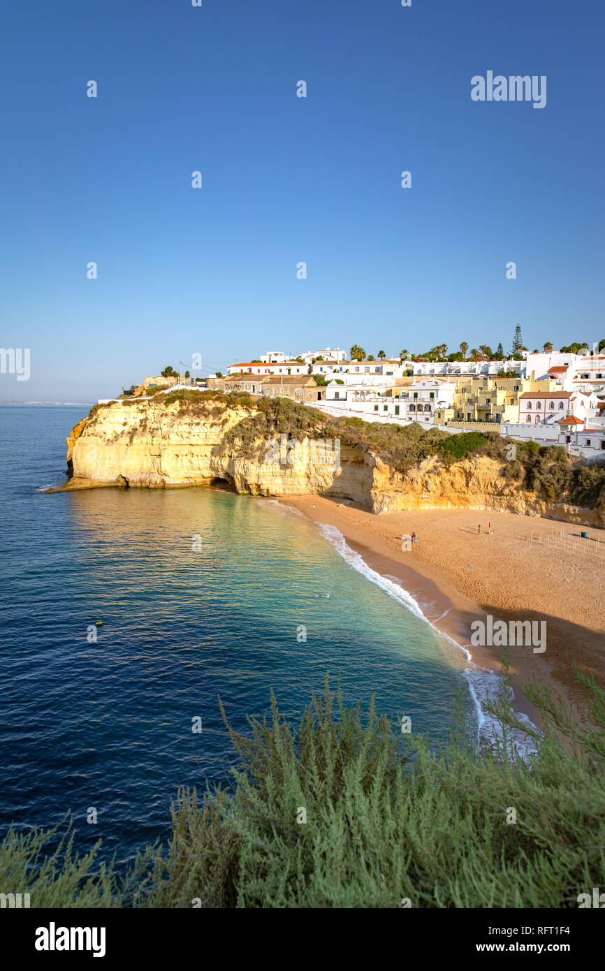 Carvoeiro, plage et l'océan au lever du soleil. Algarve, Portugal Banque D'Images