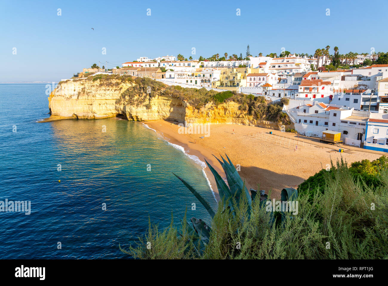 Carvoeiro, plage et l'océan au lever du soleil. Algarve, Portugal Banque D'Images