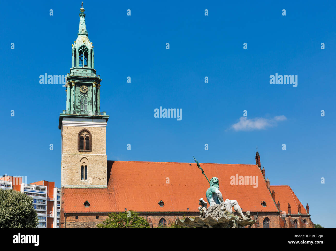 L'église de Sainte Marie de l'extérieur de la place Alexanderplatz à Berlin, Allemagne. Banque D'Images