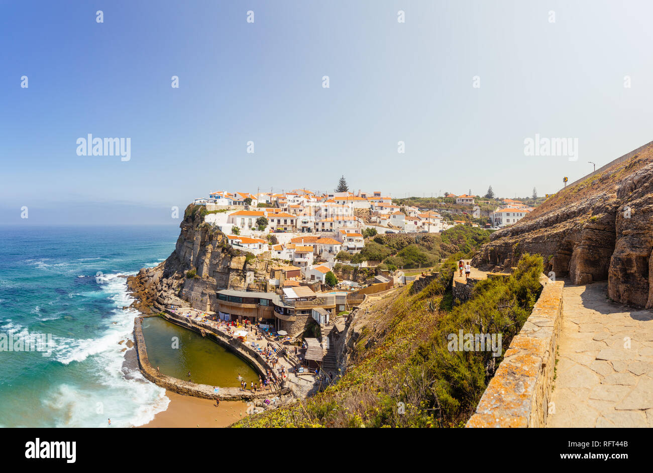 Praia das Maçãs, Portugal. Escalier et vue sur ville et piscine naturelle. Banque D'Images