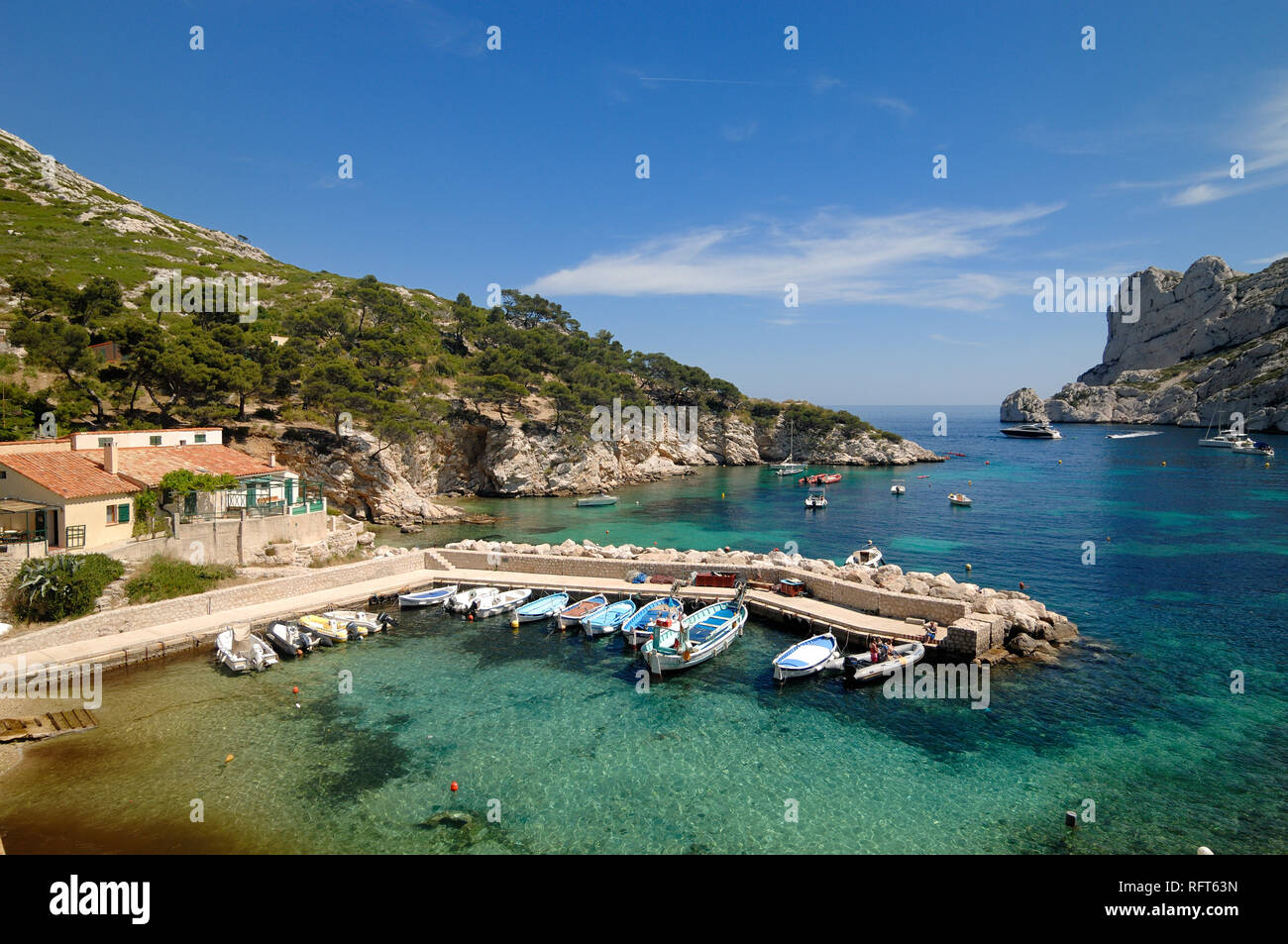 Petit port de pêche et jetée de Sormiou Calanque dans le Parc National des Calanques Marseille Provence France Banque D'Images