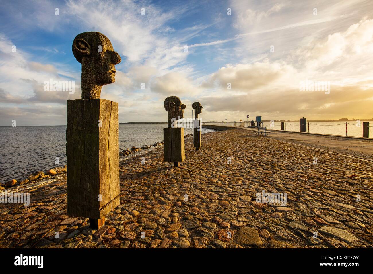 Le groupe de sculptures "Les Trois Sages" à l'entrée du port dans le village de pêcheurs de Wieck, Greifswald, Mecklenburg-Vorpommern, Allemagne Banque D'Images