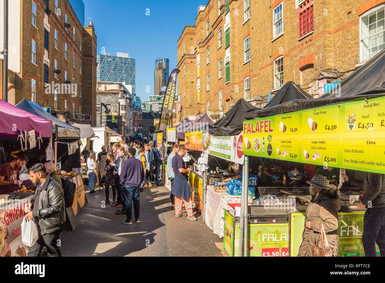 Des stands de nourriture dans le jupon Lane market, Londres, Angleterre, Royaume-Uni, Europe Banque D'Images