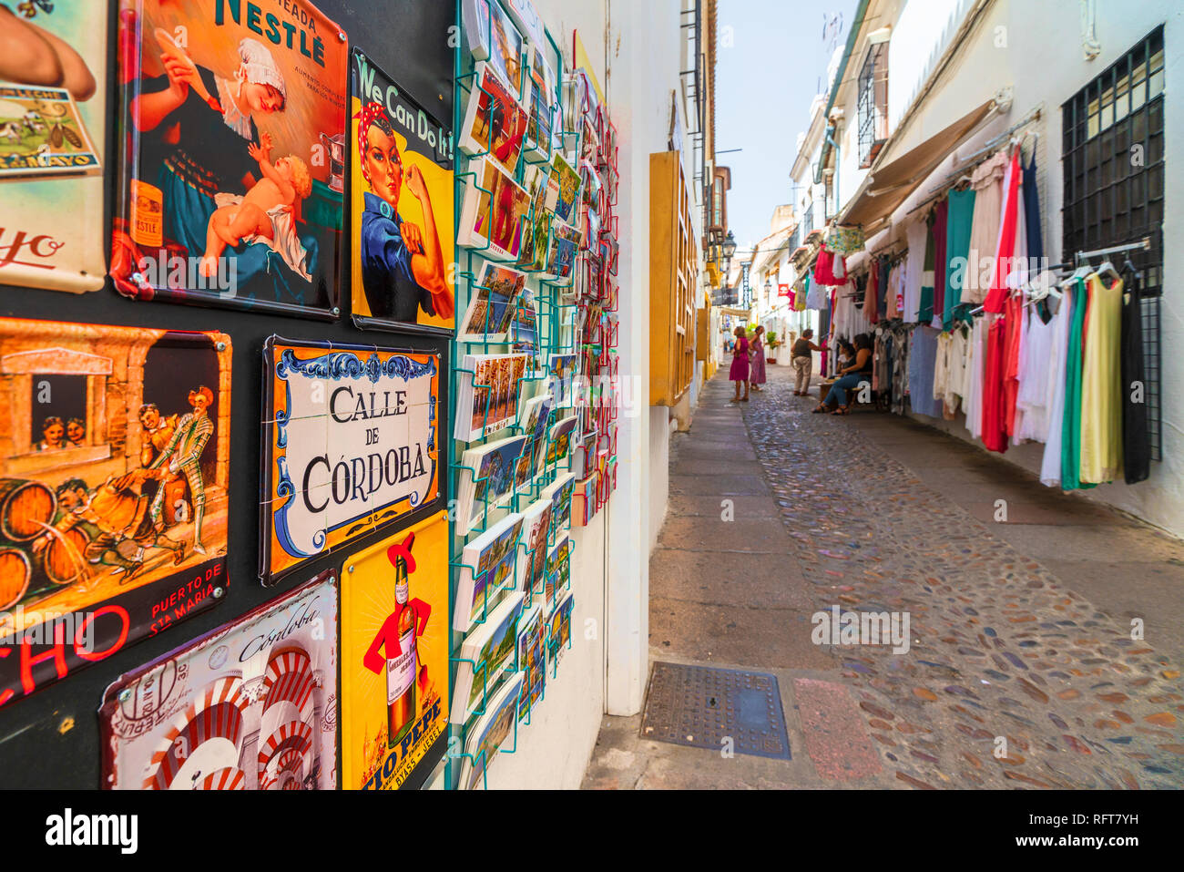 Les céramiques colorées et de boutiques dans les ruelles de la vieille ville, Cordoue, Andalousie, Espagne, Europe Banque D'Images