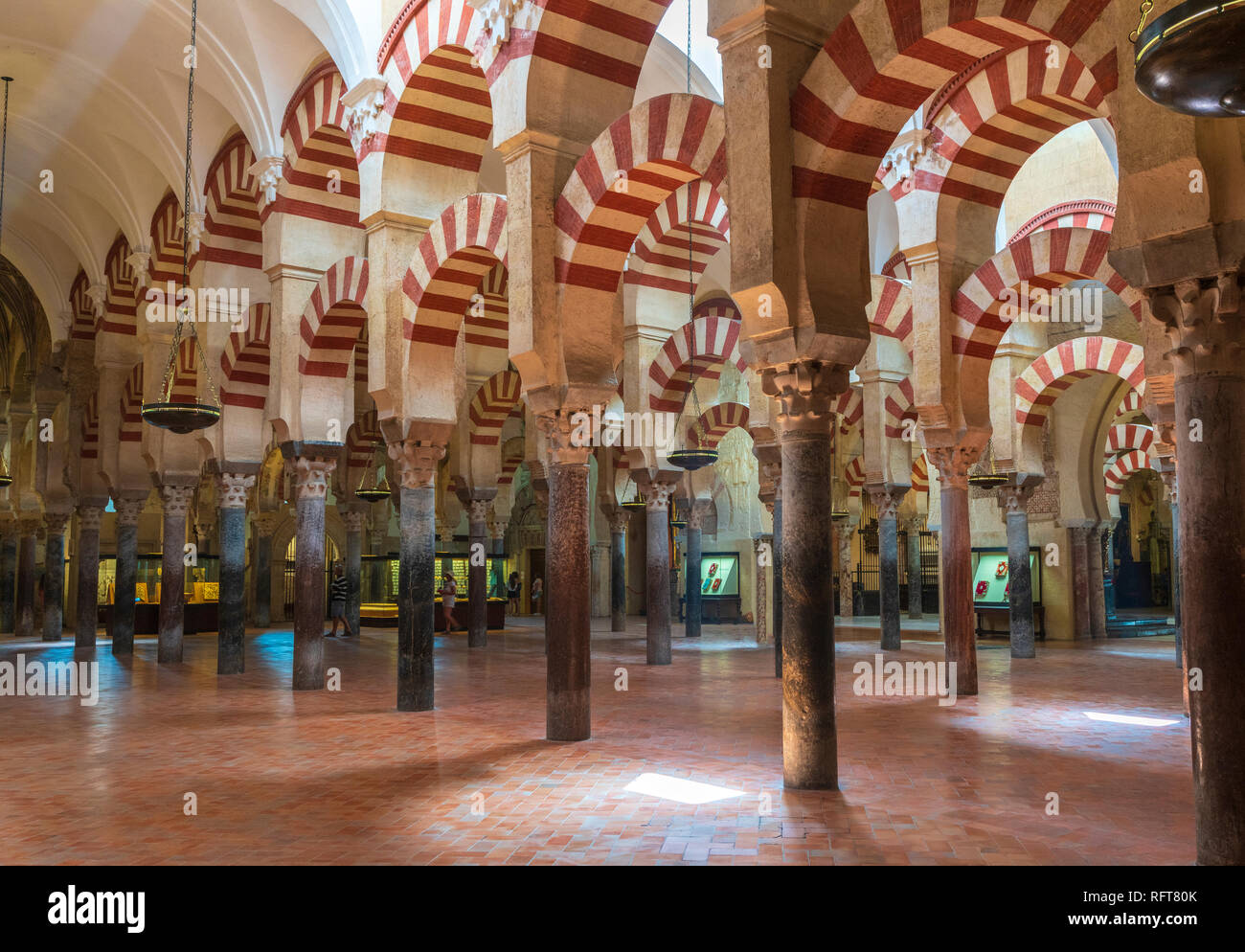 Arcades et colonnes décorées dans le style mauresque, Mezquita-Catedral (Grande Mosquée de Cordoue), Cordoue, UNESCO World Heritage Site, Andalousie, Espagne Banque D'Images