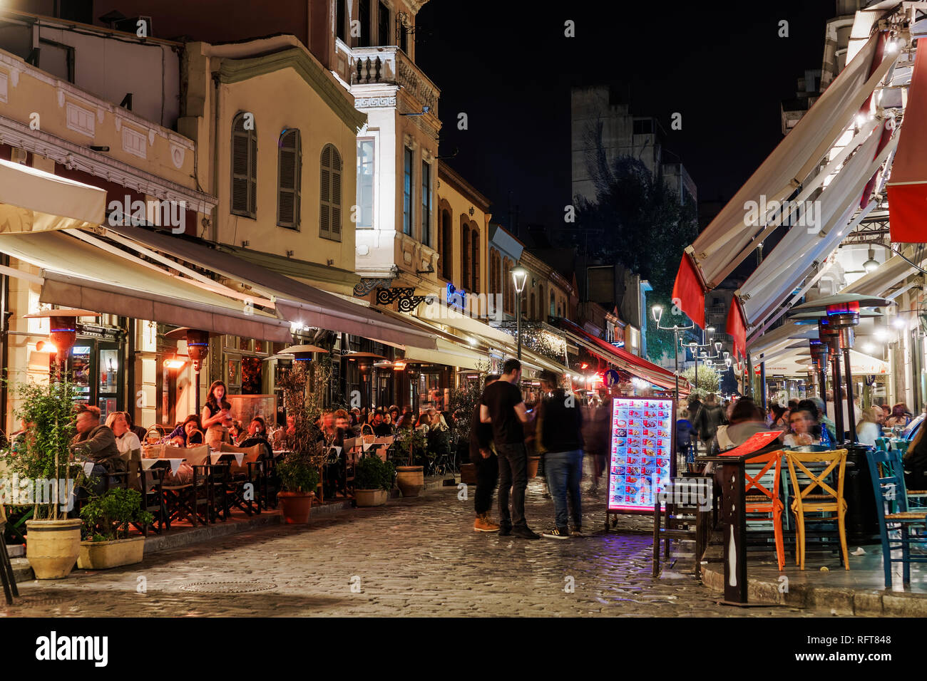 La zone Ladadika de nuit avec foule en zone piétonne du quartier célèbre pour ses bars et restaurants, Thessalonique, Grèce, Europe Banque D'Images