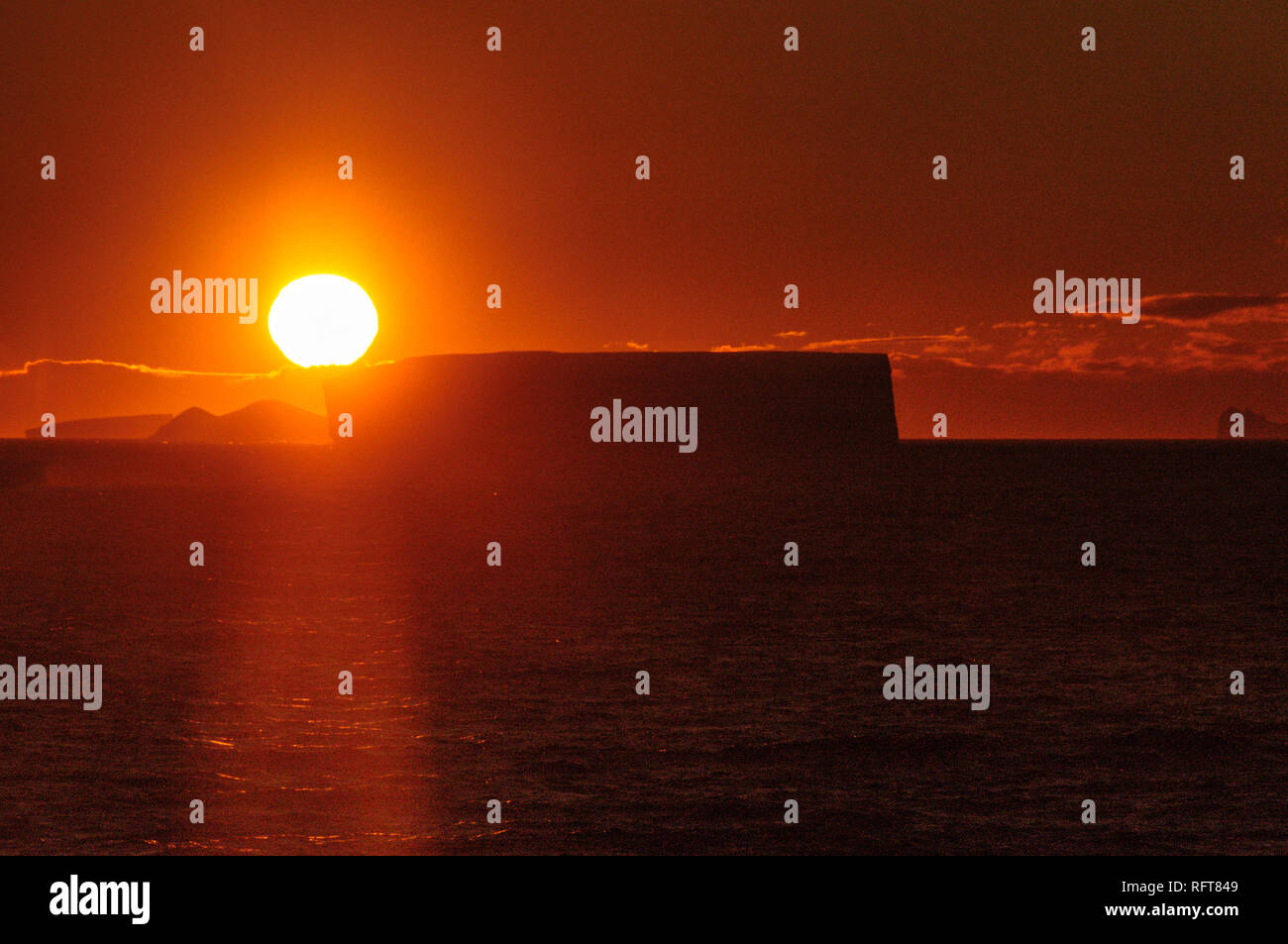 Coucher du Soleil : l'Antarctique des icebergs dans la mer de Weddell, près de la péninsule Antarctique, comme vu à partir d'un navire d'exploration de l'Antarctique Banque D'Images