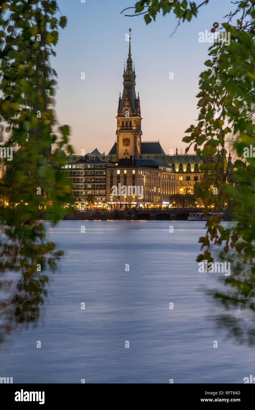 Vue depuis l'Intérieur (Alster) à la Binnenalster de ville illuminée au crépuscule, Hambourg, Allemagne, Europe Banque D'Images