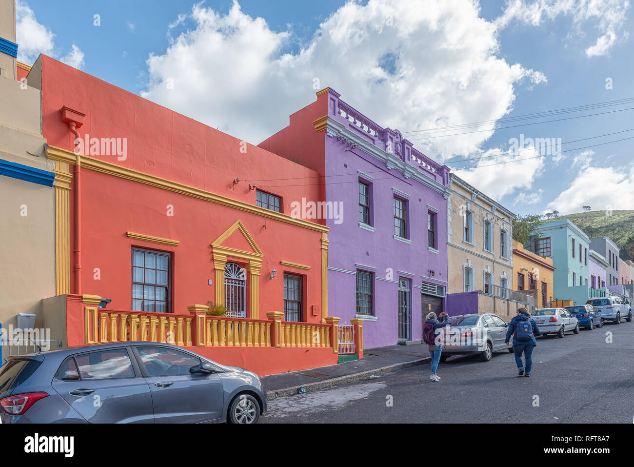 CAPE TOWN, AFRIQUE DU SUD, le 17 août 2018 : une scène de rue, avec des maisons colorées, dans le Bo-Kaap à Cape Town dans la province du Cap occidental. Tourist Banque D'Images