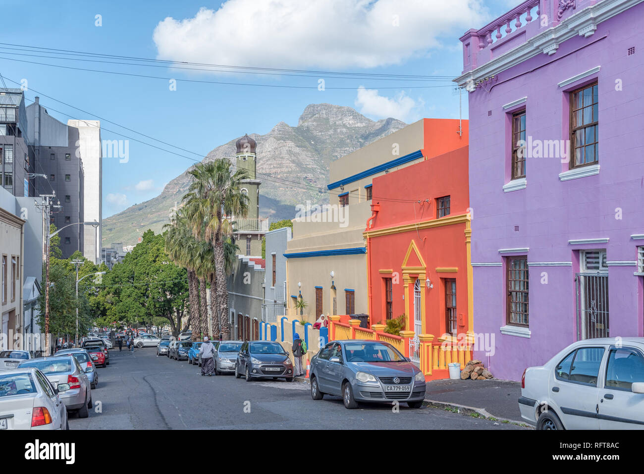 CAPE TOWN, AFRIQUE DU SUD, le 17 août 2018 : une scène de rue, avec des maisons colorées, dans le Bo-Kaap à Cape Town dans la province du Cap occidental. L'Auw Banque D'Images