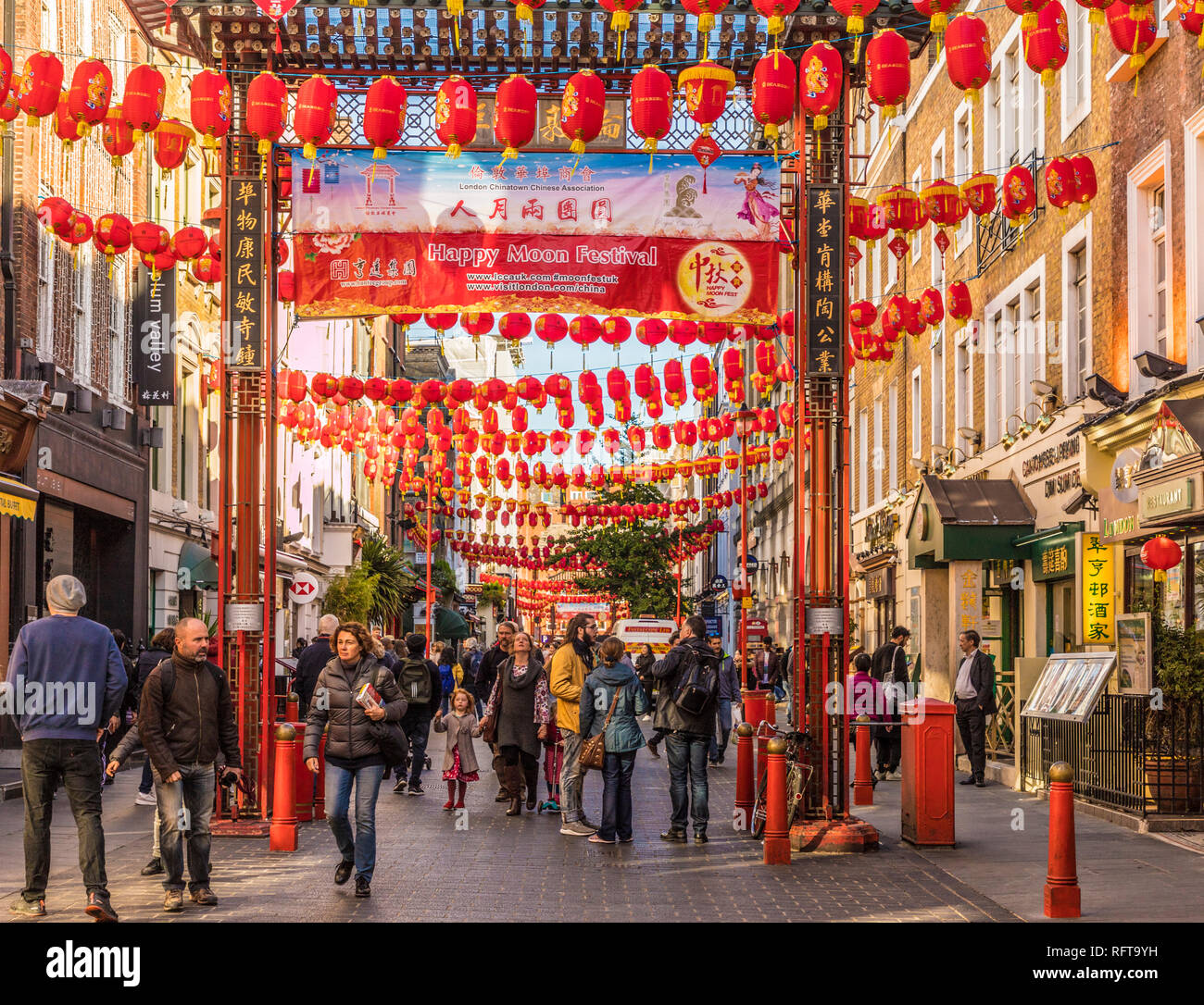La rue Gerrard dans Chinatown, Londres, Angleterre, Royaume-Uni, Europe Banque D'Images