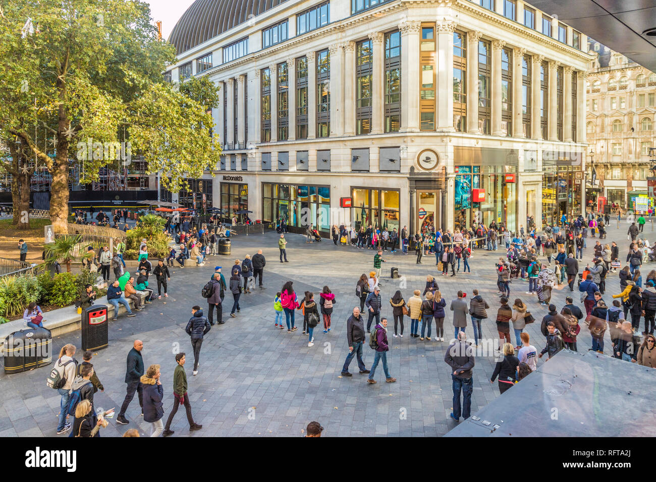Une vue sur Leicester Square, Londres, Angleterre, Royaume-Uni, Europe Banque D'Images