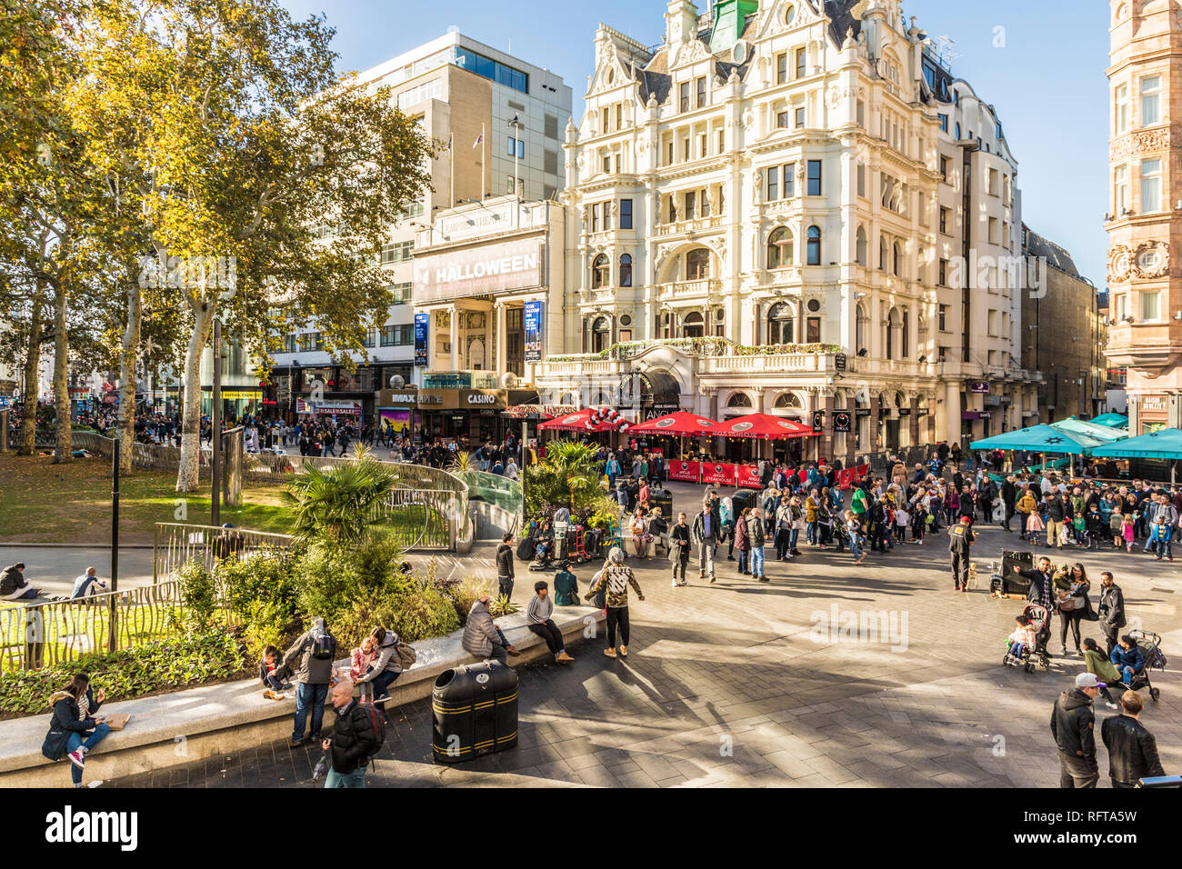 Une vue sur Leicester Square, Londres, Angleterre, Royaume-Uni, Europe Banque D'Images
