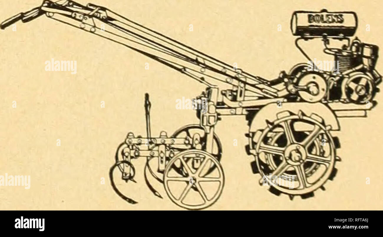 . Ville capitale de semences pour 1944. Pépinières (Horticulture) ; catalogues de bulbes (plantes) ; Catalogues Catalogues légumes ; outils de jardin ; Catalogues Catalogues de graines. Une nouvelle gamme de tracteurs Farmall. Puissant et robuste, charrues, herses, vates et culti- ne d'autres emplois avec un seul opérateur. Le tracteur le plus fiable, vous pouvez acheter à n'importe quel prix. Un modèle avec Culti-Vision Modèle H Modèle M'écrire pour écrire les prix de littérature et les prix des pièces jointes Bolen's Garden tracteur. Un boîtier robuste, compact et extrêmement flexible unité de service. Toujours prêt pour n'importe quel travail- jardin-labour, préparation du lit de semences, les semences- ing, Banque D'Images