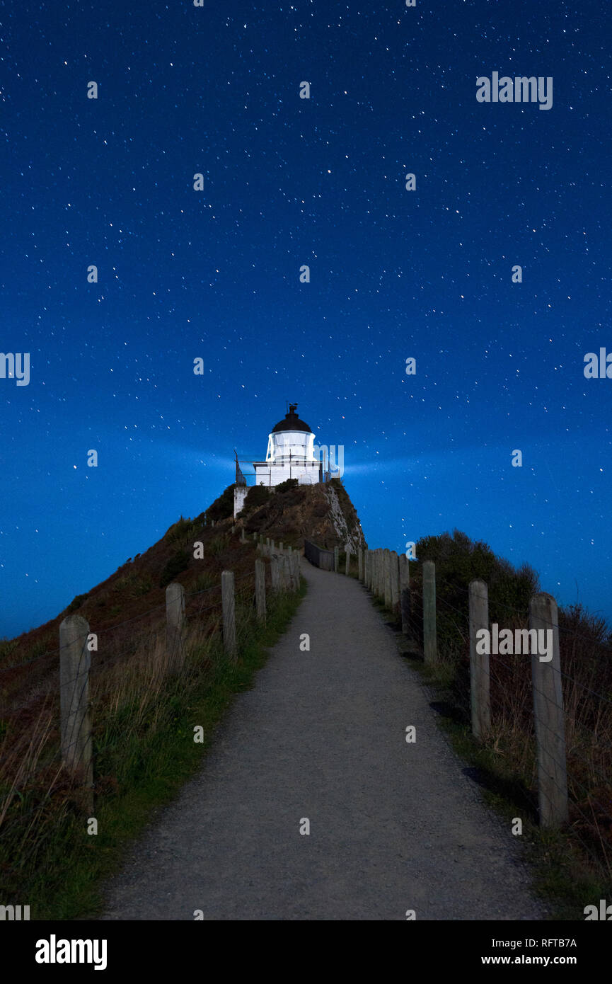 Nugget Point phare sous étoile rempli ciel, Kaka Point, Otago, île du Sud, Nouvelle-Zélande, Pacifique Banque D'Images