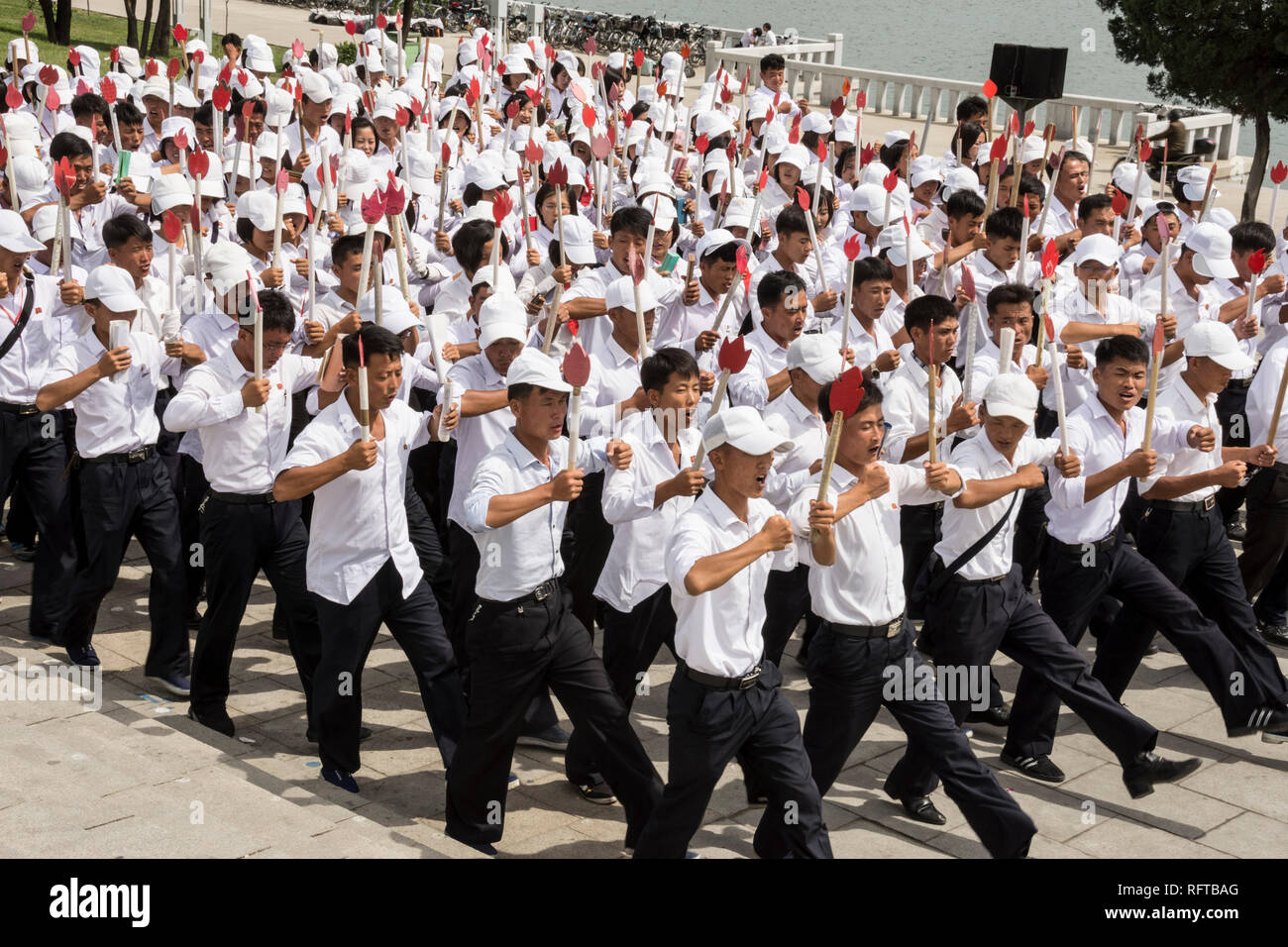 La Place Kim Il Sung, des hordes de jeunes gens marchant en répétition avant une routine grand parade, Pyongyang, Corée du Nord, d'Asie Banque D'Images