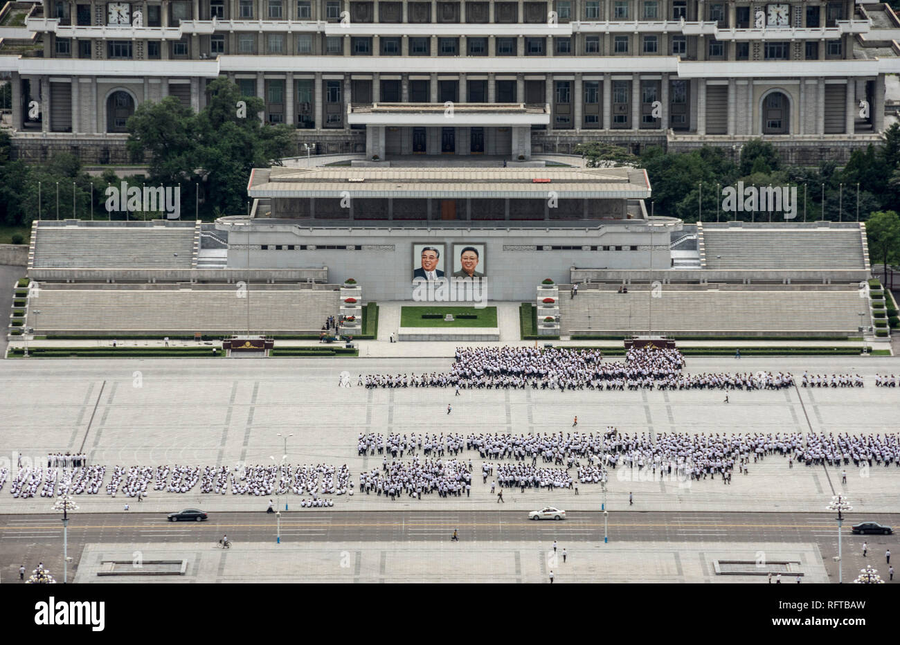 La Place Kim Il Sung, des hordes de jeunes gens marchant en répétition avant une routine grand parade, Pyongyang, Corée du Nord, d'Asie Banque D'Images