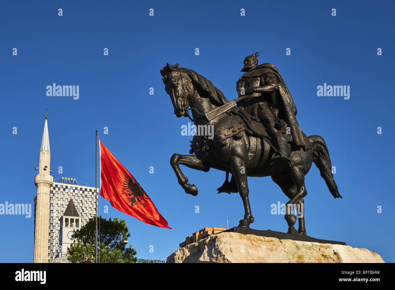 La place Skanderbeg et statue, Tirana, Albanie, Europe Banque D'Images