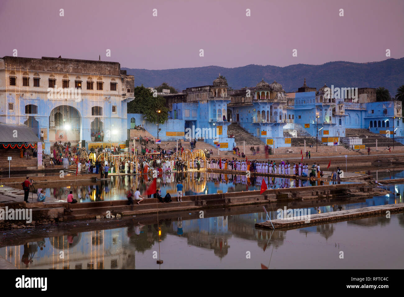 Au cours de la cérémonie au bord du lac Pushkar Camel Fair, Pushkar, Rajasthan, Inde, Asie Banque D'Images