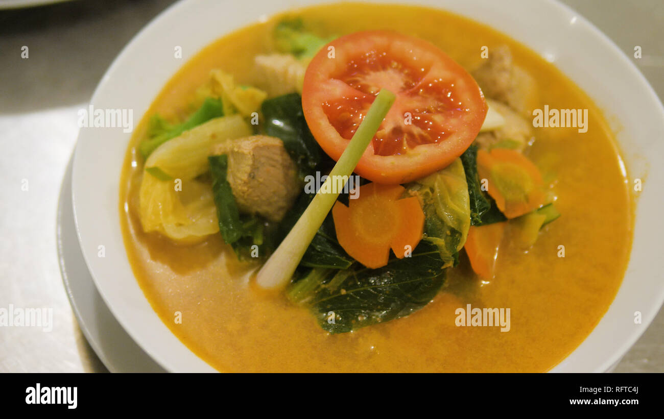 La soupe aux légumes cay dans un bol. soupe asiatique traditionnel cap cay Banque D'Images