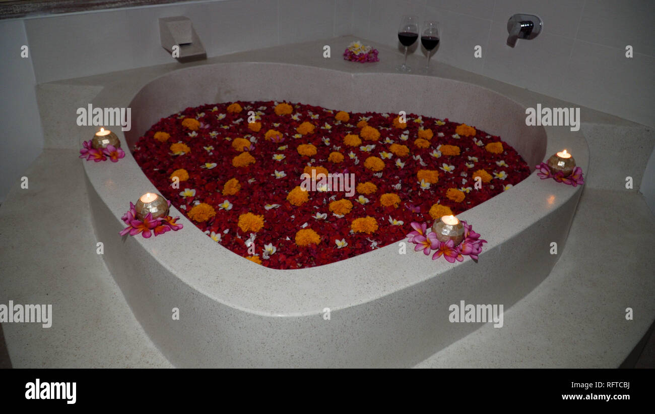 Baignoire En Forme De Coeur De Petales De Fleurs Tropicales Spa De Luxe Reste Le Corps Et L Ame Style De Beaute Un Cadeau Romantique Pour La Saint Valentin Photo Stock Alamy