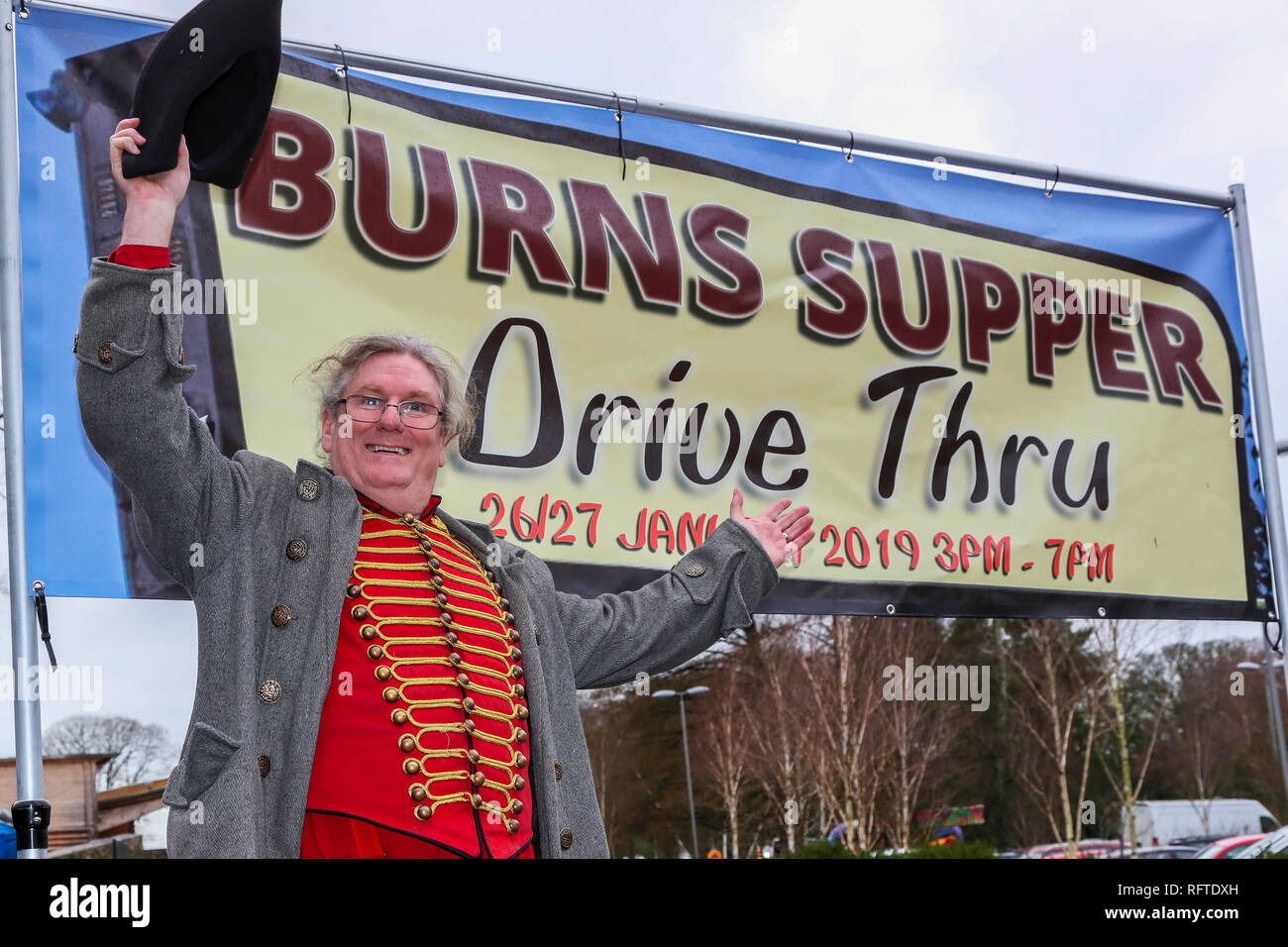 Alloway, Ayrshire, Ecosse. 26 janvier, 2019. Pour célébrer le 260e anniversaire de Robert Burns, le poète national de l'Écosse, le National Trust for Scotland à la Burns Museum à Alloway Ayrshire, situé près de la maison où est tenu, ce qui est considéré comme le premier "Burns Supper DriveThru". Alors que d'autres à travers le monde s'est assis pour une gravure traditionnelle du seigneur de 'Haggis, Neeps tatties" et accompagné par la poésie et le whisky, les visiteurs du musée ont été divertis par des jongleurs et des magiciens alors que la queue pour le leur dans des boîtes à emporter. Credit : Findlay/Alamy Live News Banque D'Images