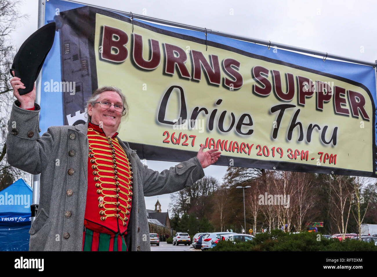 Alloway, Ayrshire, Ecosse. 26 janvier, 2019. Pour célébrer le 260e anniversaire de Robert Burns, le poète national de l'Écosse, le National Trust for Scotland à la Burns Museum à Alloway Ayrshire, situé près de la maison où est tenu, ce qui est considéré comme le premier "Burns Supper DriveThru". Alors que d'autres à travers le monde s'est assis pour une gravure traditionnelle du seigneur de 'Haggis, Neeps tatties" et accompagné par la poésie et le whisky, les visiteurs du musée ont été divertis par des jongleurs et des magiciens alors que la queue pour le leur dans des boîtes à emporter. Credit : Findlay/Alamy Live News Banque D'Images