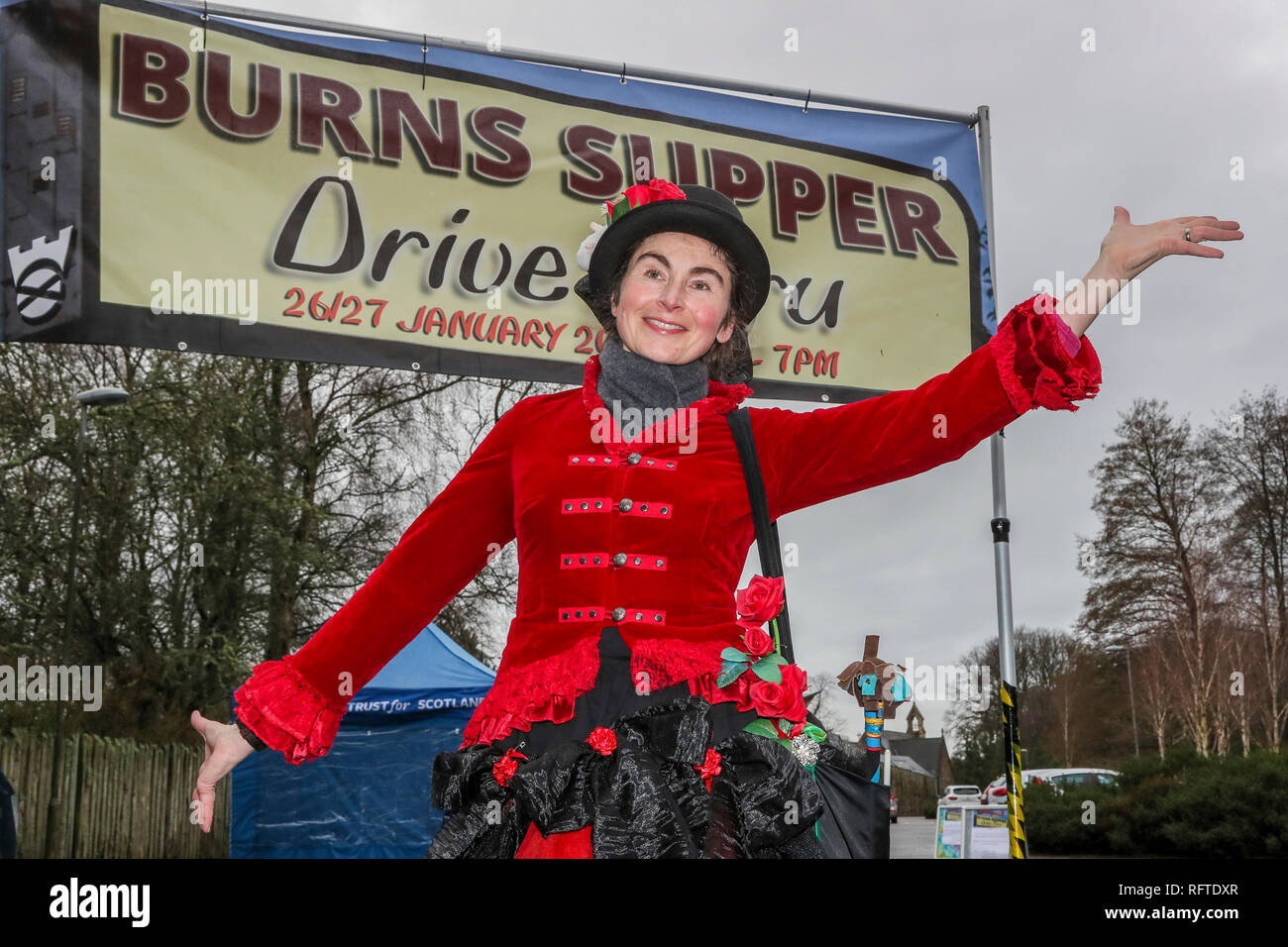 Alloway, Ayrshire, Ecosse. 26 janvier, 2019. Pour célébrer le 260e anniversaire de Robert Burns, le poète national de l'Écosse, le National Trust for Scotland à la Burns Museum à Alloway Ayrshire, situé près de la maison où est tenu, ce qui est considéré comme le premier "Burns Supper DriveThru". Alors que d'autres à travers le monde s'est assis pour une gravure traditionnelle du seigneur de 'Haggis, Neeps tatties" et accompagné par la poésie et le whisky, les visiteurs du musée ont été divertis par des jongleurs et des magiciens alors que la queue pour le leur dans des boîtes à emporter. Credit : Findlay/Alamy Live News Banque D'Images