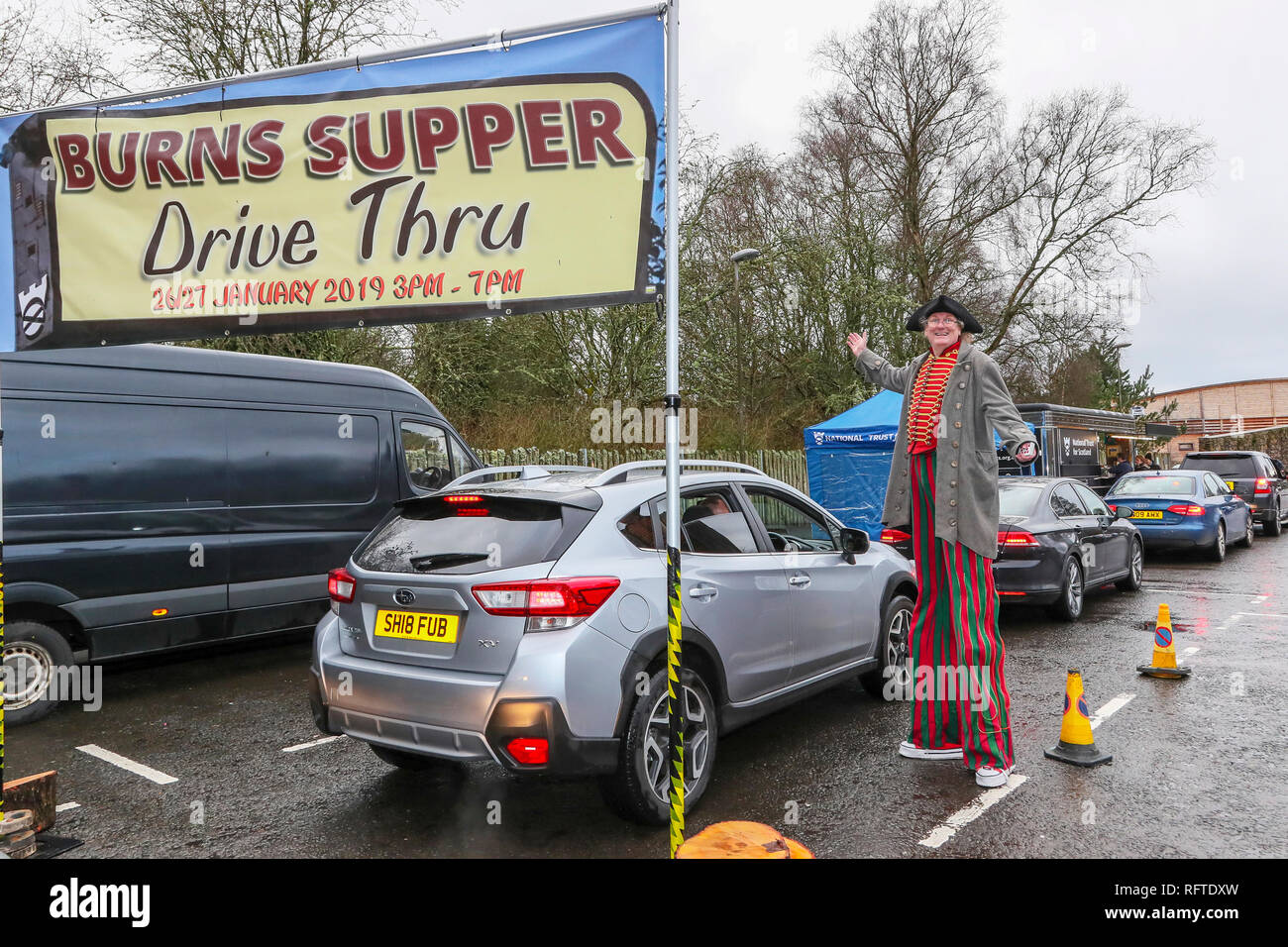 Alloway, Ayrshire, Ecosse. 26 janvier, 2019. Pour célébrer le 260e anniversaire de Robert Burns, le poète national de l'Écosse, le National Trust for Scotland à la Burns Museum à Alloway Ayrshire, situé près de la maison où est tenu, ce qui est considéré comme le premier "Burns Supper DriveThru". Alors que d'autres à travers le monde s'est assis pour une gravure traditionnelle du seigneur de 'Haggis, Neeps tatties" et accompagné par la poésie et le whisky, les visiteurs du musée ont été divertis par des jongleurs et des magiciens alors que la queue pour le leur dans des boîtes à emporter. Credit : Findlay/Alamy Live News Banque D'Images