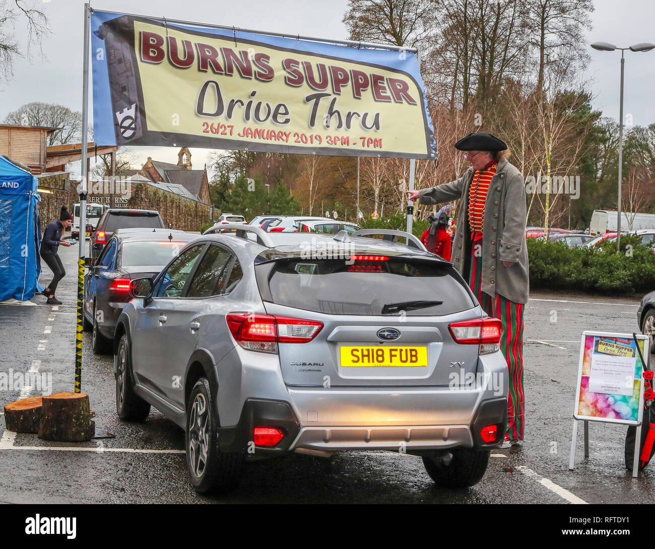 Alloway, Ayrshire, Ecosse. 26 janvier, 2019. Pour célébrer le 260e anniversaire de Robert Burns, le poète national de l'Écosse, le National Trust for Scotland à la Burns Museum à Alloway Ayrshire, situé près de la maison où est tenu, ce qui est considéré comme le premier "Burns Supper DriveThru". Alors que d'autres à travers le monde s'est assis pour une gravure traditionnelle du seigneur de 'Haggis, Neeps tatties" et accompagné par la poésie et le whisky, les visiteurs du musée ont été divertis par des jongleurs et des magiciens alors que la queue pour le leur dans des boîtes à emporter. Credit : Findlay/Alamy Live News Banque D'Images