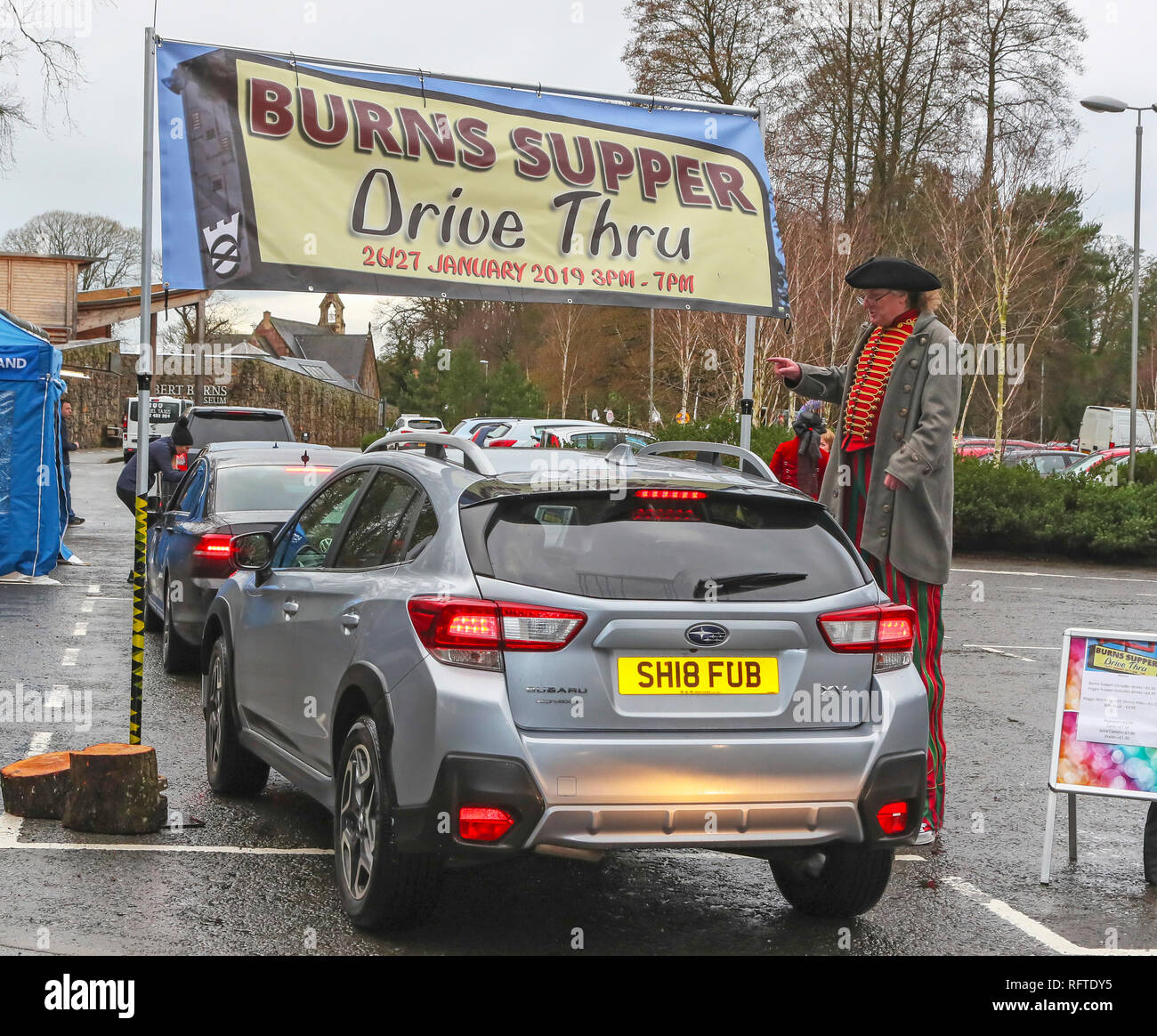 Alloway, Ayrshire, Ecosse. 26 janvier, 2019. Pour célébrer le 260e anniversaire de Robert Burns, le poète national de l'Écosse, le National Trust for Scotland à la Burns Museum à Alloway Ayrshire, situé près de la maison où est tenu, ce qui est considéré comme le premier "Burns Supper DriveThru". Alors que d'autres à travers le monde s'est assis pour une gravure traditionnelle du seigneur de 'Haggis, Neeps tatties" et accompagné par la poésie et le whisky, les visiteurs du musée ont été divertis par des jongleurs et des magiciens alors que la queue pour le leur dans des boîtes à emporter. Credit : Findlay/Alamy Live News Banque D'Images