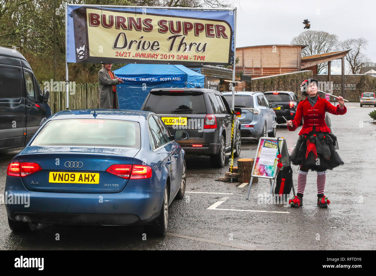 Alloway, Ayrshire, Ecosse. 26 janvier, 2019. Pour célébrer le 260e anniversaire de Robert Burns, le poète national de l'Écosse, le National Trust for Scotland à la Burns Museum à Alloway Ayrshire, situé près de la maison où est tenu, ce qui est considéré comme le premier "Burns Supper DriveThru". Alors que d'autres à travers le monde s'est assis pour une gravure traditionnelle du seigneur de 'Haggis, Neeps tatties" et accompagné par la poésie et le whisky, les visiteurs du musée ont été divertis par des jongleurs et des magiciens alors que la queue pour le leur dans des boîtes à emporter. Credit : Findlay/Alamy Live News Banque D'Images
