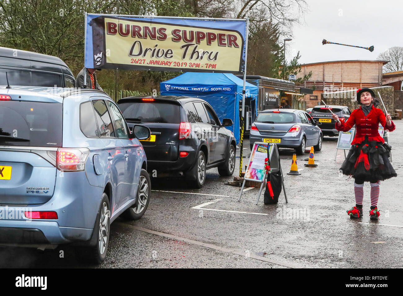 Alloway, Ayrshire, Ecosse. 26 janvier, 2019. Pour célébrer le 260e anniversaire de Robert Burns, le poète national de l'Écosse, le National Trust for Scotland à la Burns Museum à Alloway Ayrshire, situé près de la maison où est tenu, ce qui est considéré comme le premier "Burns Supper DriveThru". Alors que d'autres à travers le monde s'est assis pour une gravure traditionnelle du seigneur de 'Haggis, Neeps tatties" et accompagné par la poésie et le whisky, les visiteurs du musée ont été divertis par des jongleurs et des magiciens alors que la queue pour le leur dans des boîtes à emporter. Credit : Findlay/Alamy Live News Banque D'Images
