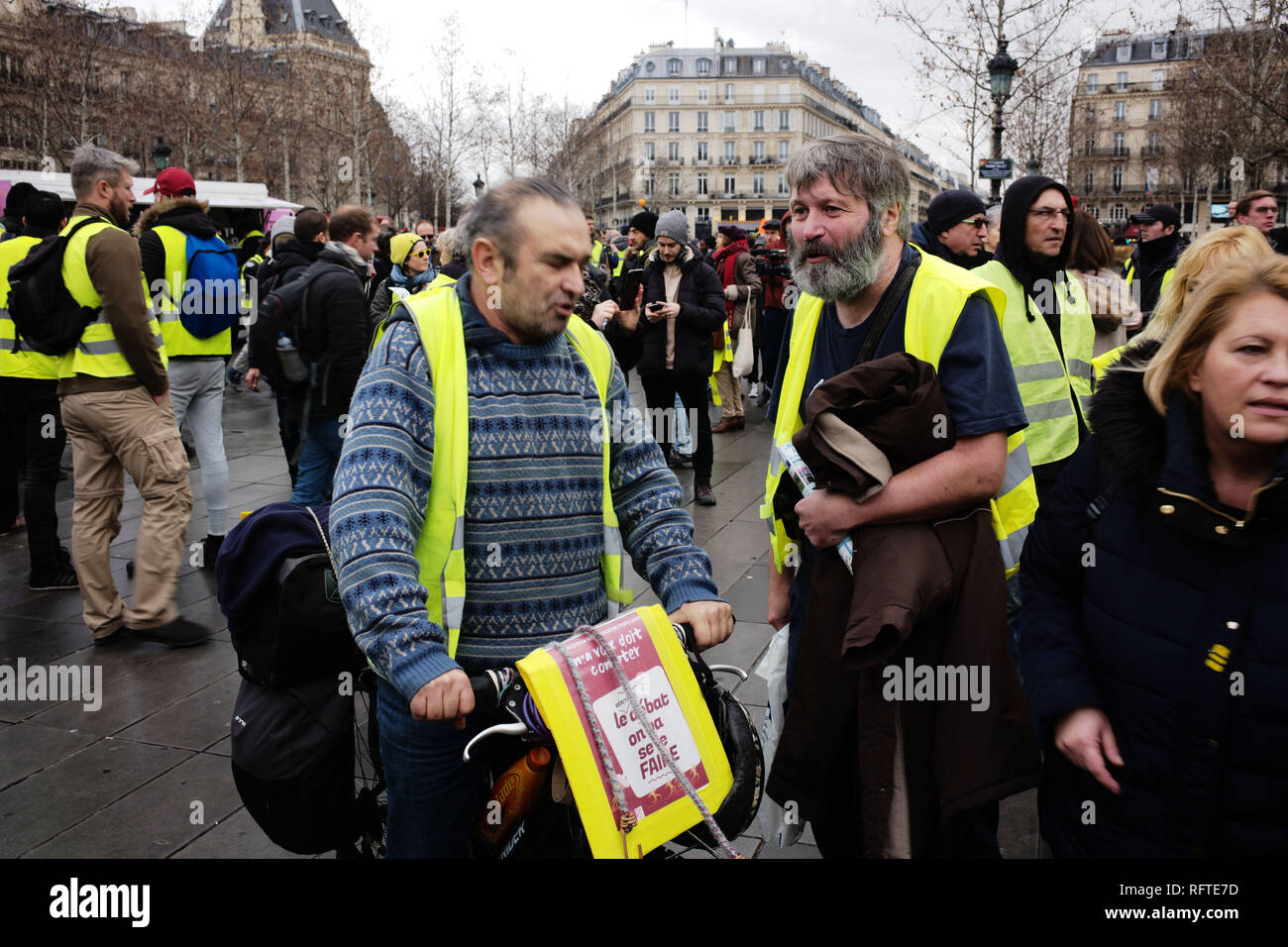 Paris, France. 26 janvier, 2019. Des manifestants sont l'échange de vues tpgether alors qu'ils protestaient contre crédit : Roger Ankri/Alamy Live News Banque D'Images