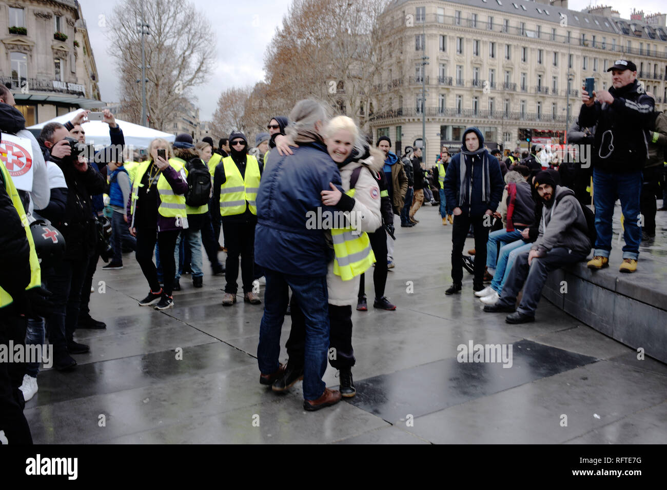 Paris, France. 26 janvier, 2019. Les manifestants sont la danse tout en protestant pacifiquement Crédit : Roger Ankri/Alamy Live News Banque D'Images