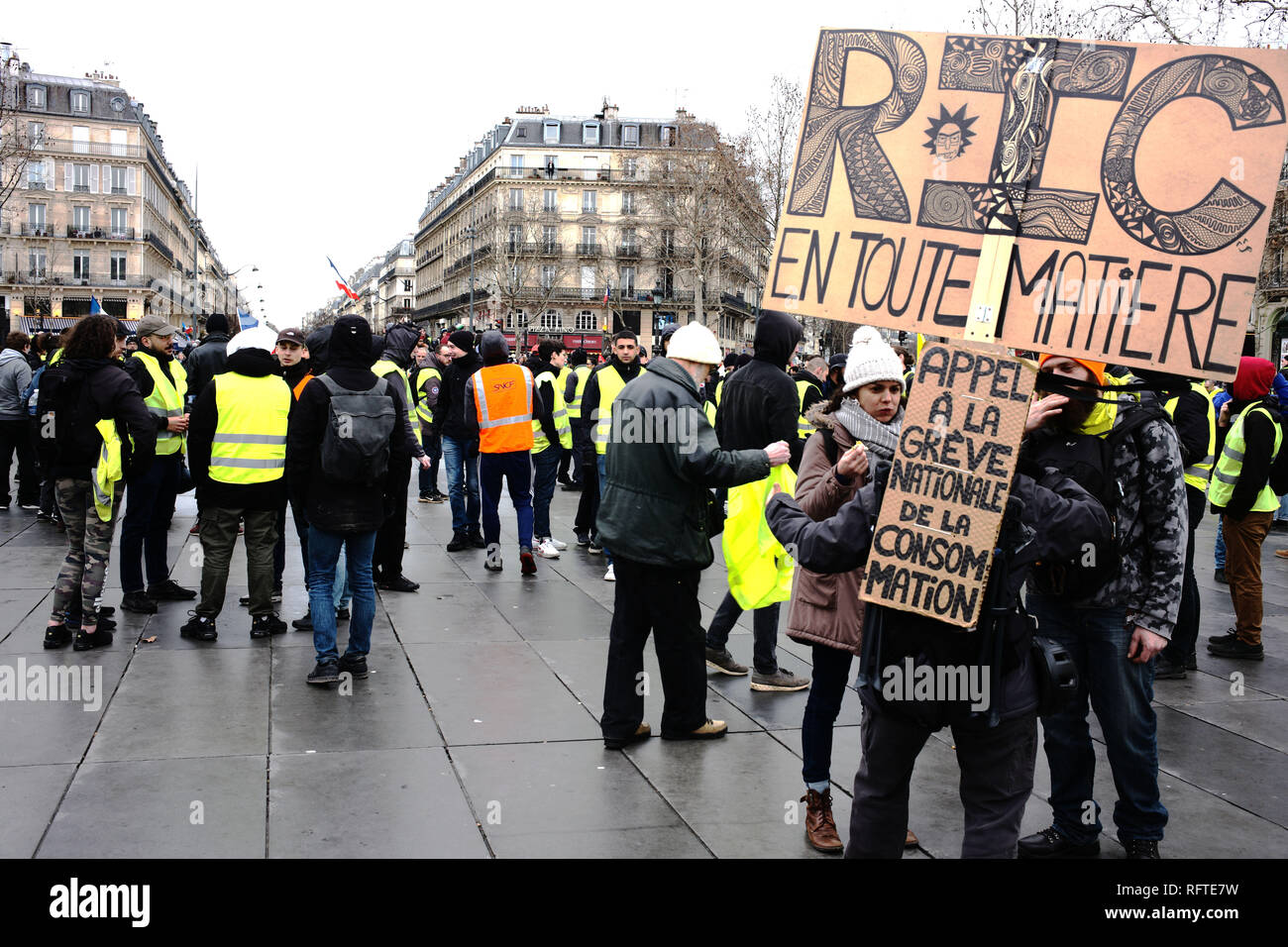 Paris, France. 26 janvier, 2019. Les manifestants prf, 2 groupes sont en train de fondre et de rejoindre en 1. Credit : Roger Ankri/Alamy Live News Banque D'Images