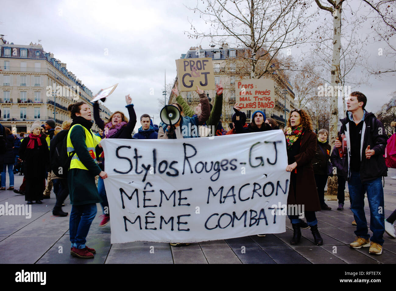 Paris, France. 26 janvier, 2019. Les manifestants de 2 groupes sont en train de fondre en un seul plus gros. Les élèves participent à. Credit : Roger Ankri/Alamy Live News Banque D'Images