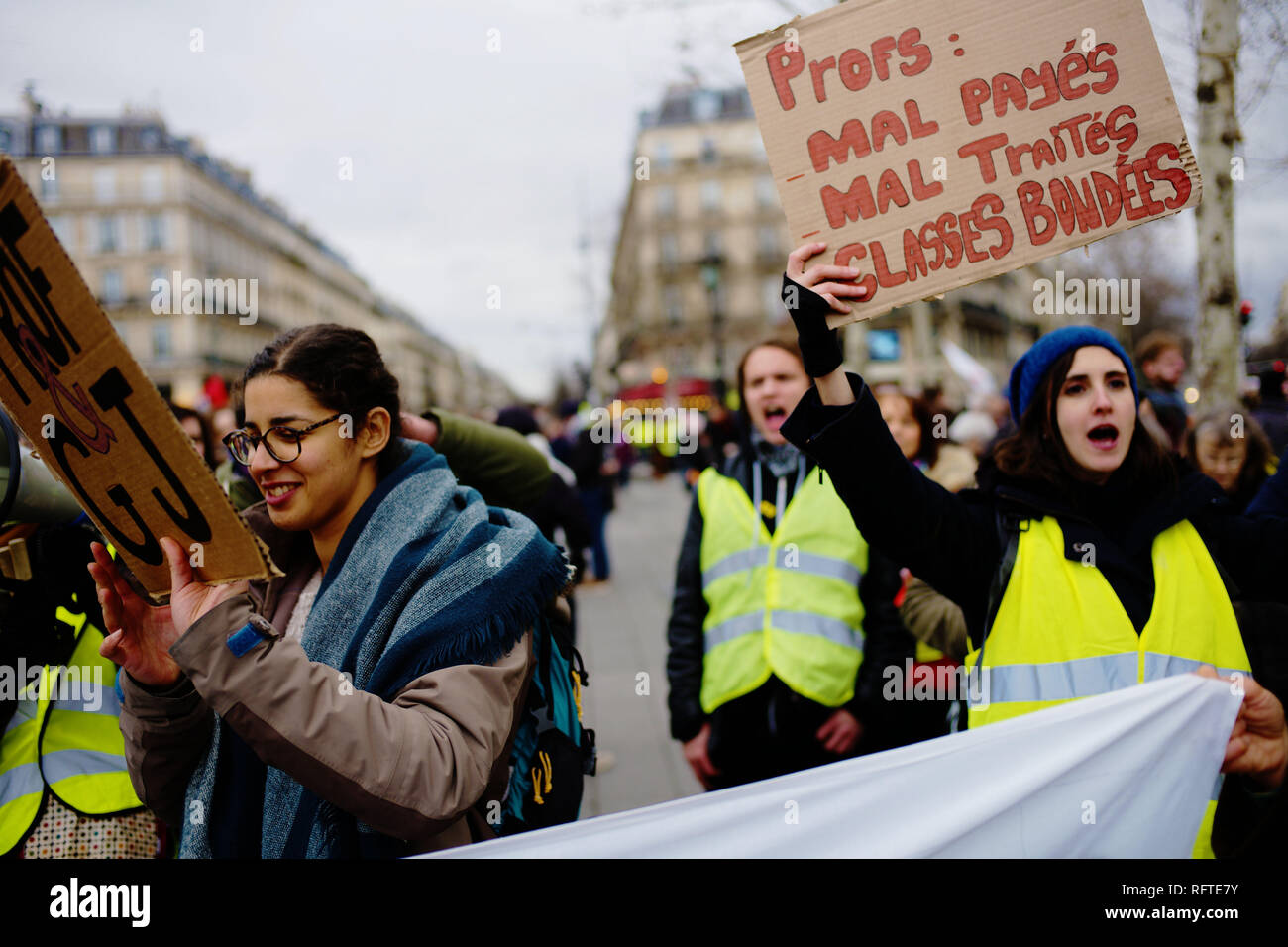 Paris, France. 26 janvier, 2019. Les manifestants de 2 groupes sont en train de fondre en un seul. Les élèves enseignants ard se joignent à ainsi. Credit : Roger Ankri/Alamy Live News Banque D'Images