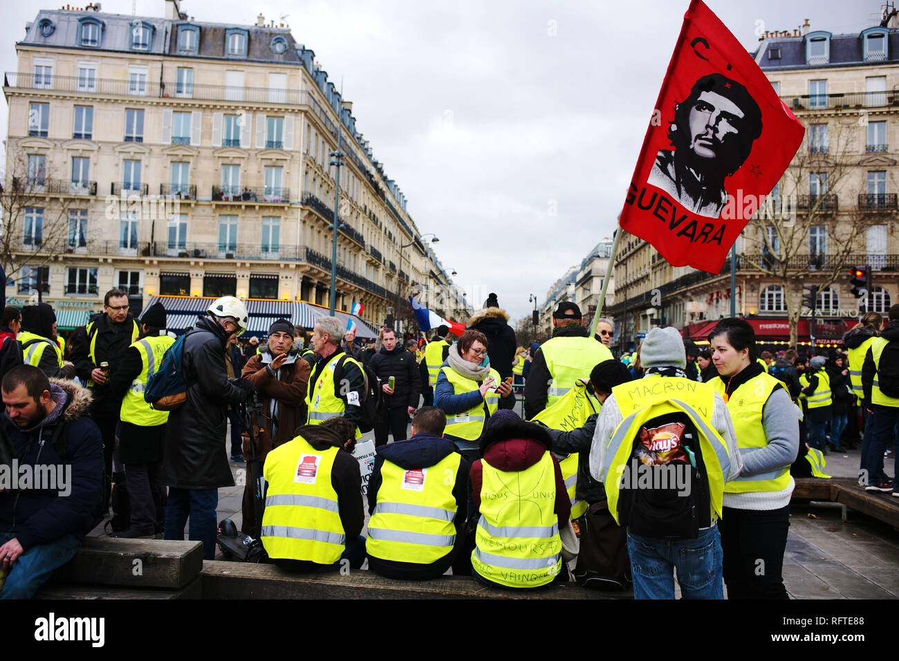 Paris, France. 26 janvier, 2019. Les manifestants de 2 groupes sont en train de fondre en un seul. Les élèves enseignants ard se joignent à ainsi. Credit : Roger Ankri/Alamy Live News Banque D'Images
