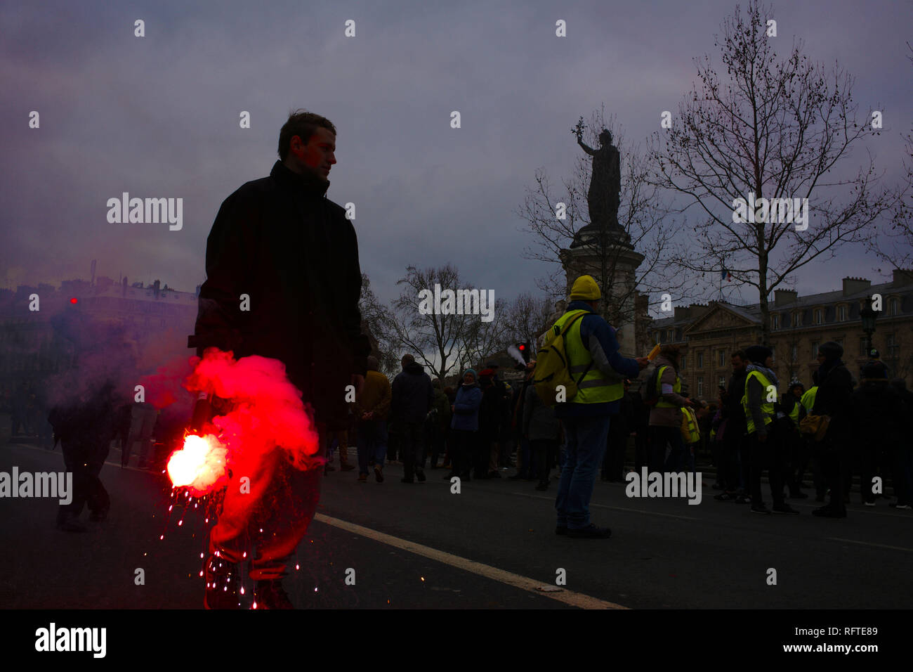 Paris, France. 26 janvier, 2019. Certains protestataire apportent de lumières, les manifestants de 2 groupes sont en train de fondre en un seul. Les élèves enseignants ard se joignent à ainsi. Credit : Roger Ankri/Alamy Live News Banque D'Images