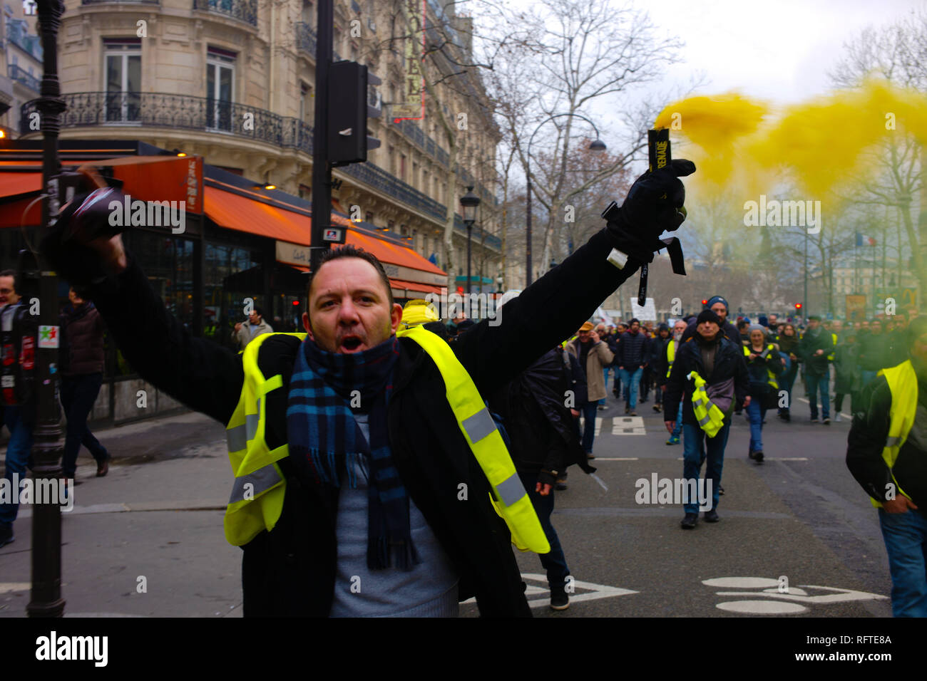 Paris, France. 26 janvier, 2019. Les manifestants, criant des feux jaunes clignotants outloud, avec bougies et Crédit : Roger Ankri/Alamy Live News Banque D'Images