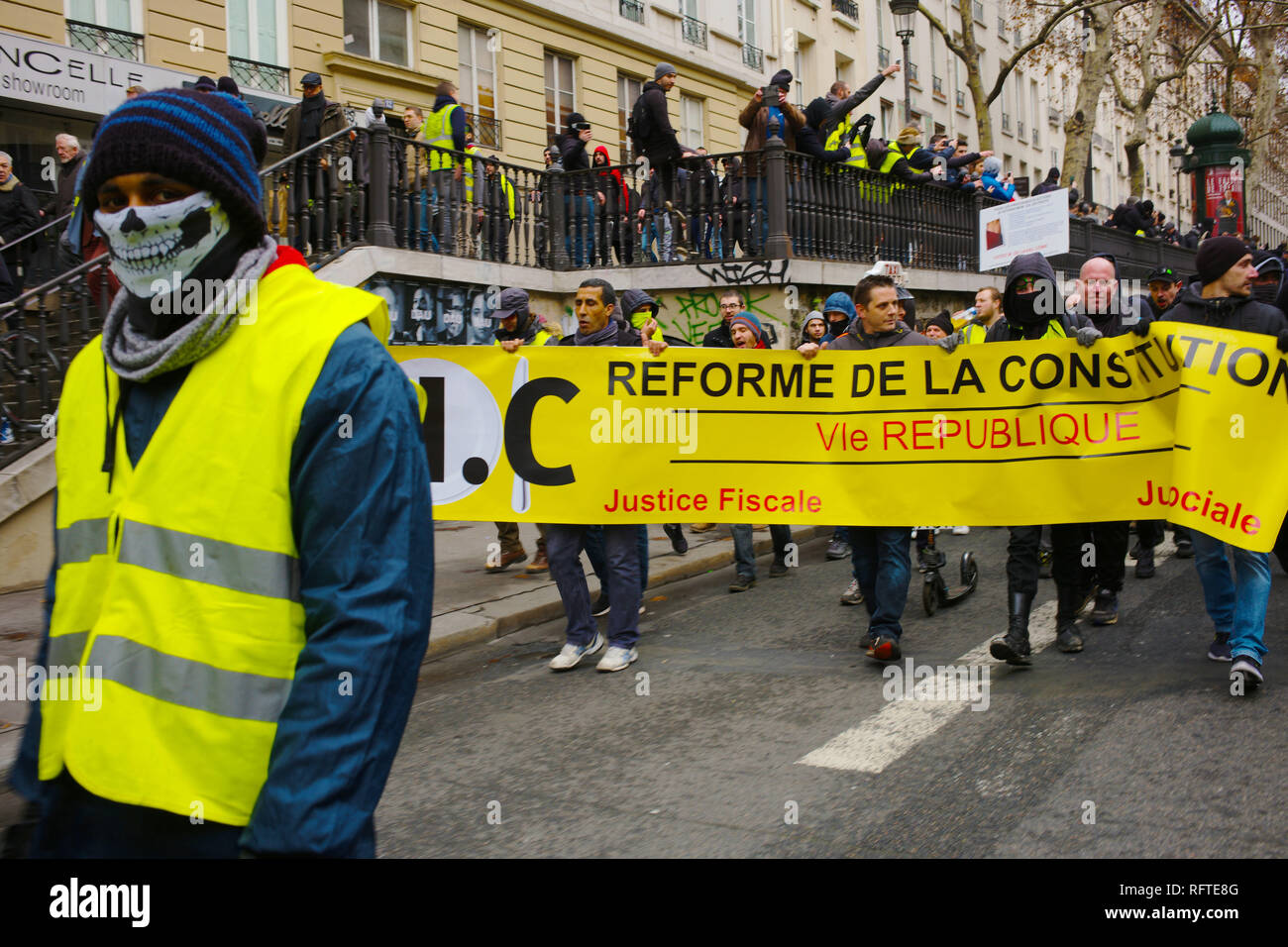 Paris, France. 26 janvier, 2019. Des manifestants sont wlking sur les boulevards, avec des signes et des vêtements Crédit : Roger Ankri/Alamy Live News Banque D'Images