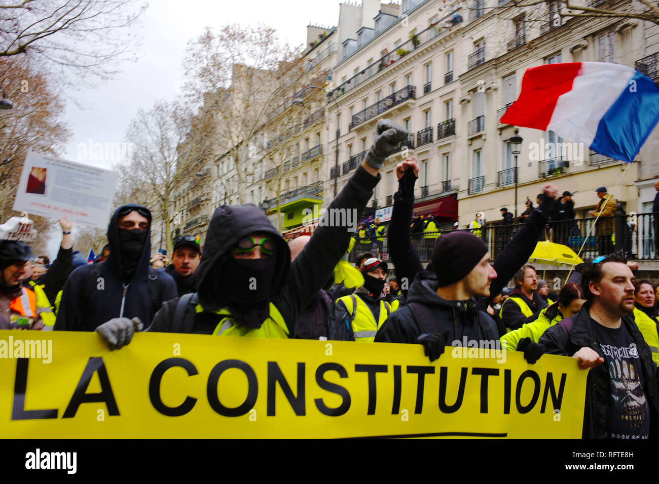Paris, France. 26 janvier, 2019. Les manifestants crient et criant leurs protestations, tout en montrant des signes. Credit : Roger Ankri/Alamy Live News Banque D'Images
