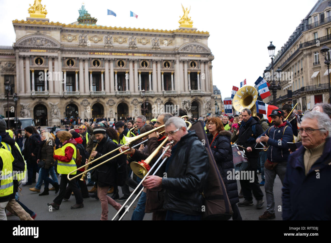 Paris, France. 26 janvier, 2019. Les musiciens, la bande anonyme, jouent leurs protestations sur leurs instruments de musique, la transformant en quelques manifestations musicales Crédit : Roger Ankri/Alamy Live News Banque D'Images